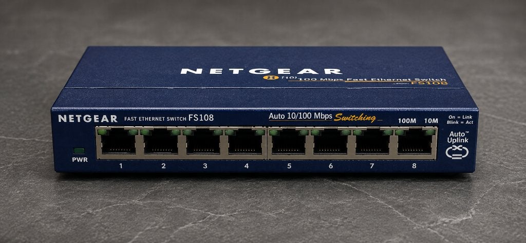 🌐Netgear FS108 8-Poorts Ethernet Switch Metaal 10/100 Mbps✅, Gebruikt, Netgear, Ophalen of Verzenden, N.v.t