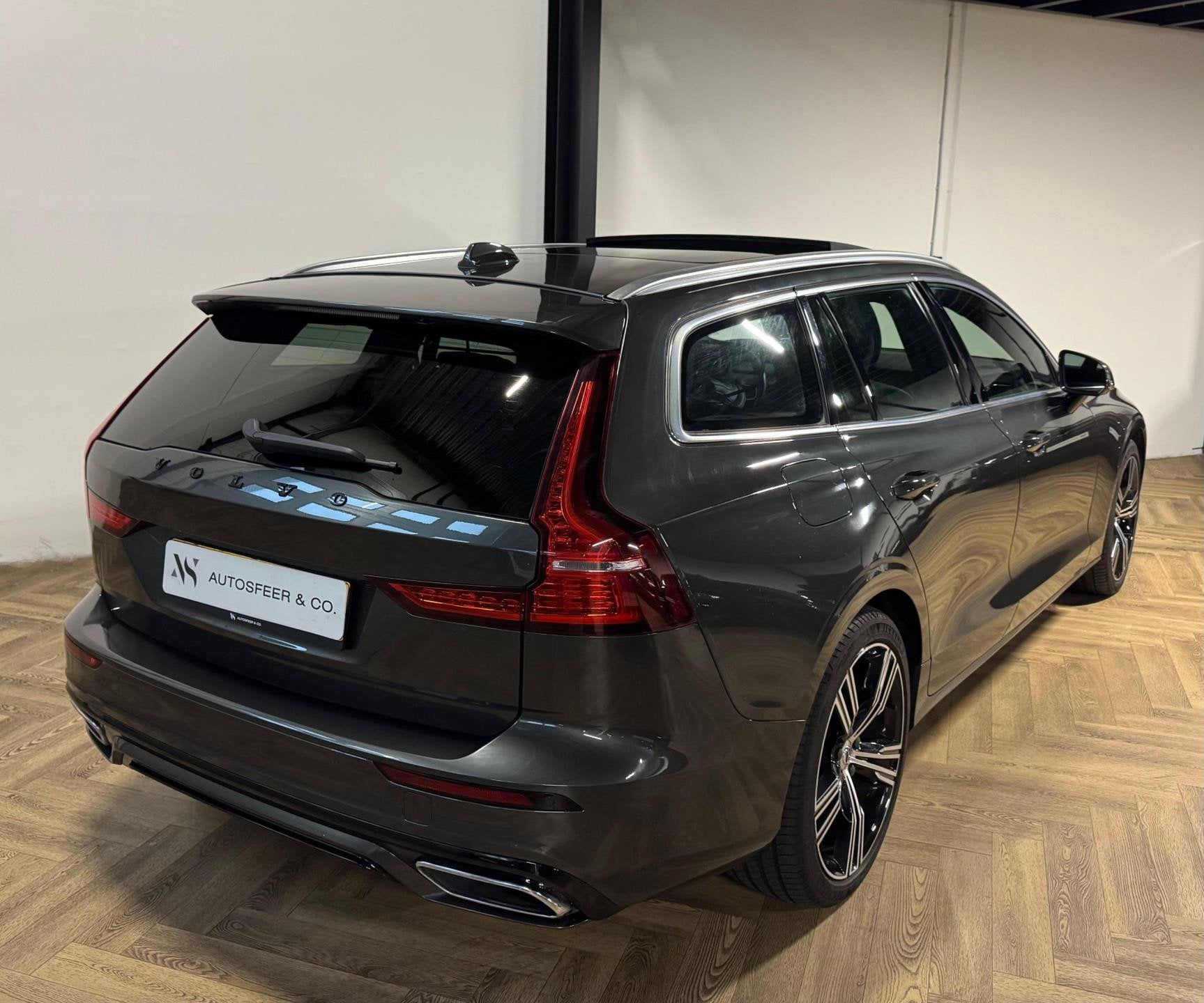 Volvo V60 2.0 T8 Twin Engine AWD Inscription PANO KEYLESS, Auto's, Volvo, Automaat, Euro 6, 4 cilinders, Leder en Stof