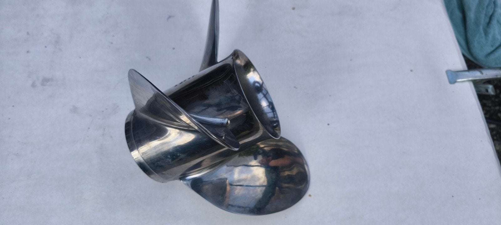 rvs schroef Suzuki   14 1/4 x 22 -  15 Tands, Ophalen of Verzenden, Gebruikt, Motor en Techniek