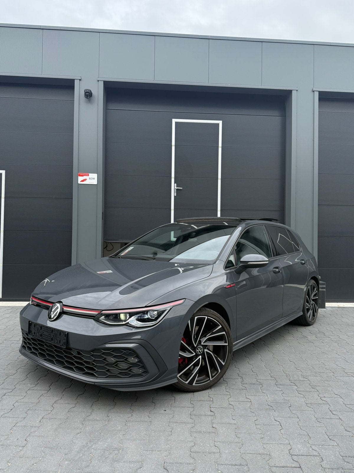 Volkswagen Golf 8 GTI 2.0 TSI Dolphin Grey| IQ| Pano|FullOpt, Auto's, 730 kg, 1363 kg, Zwart, 4 cilinders
