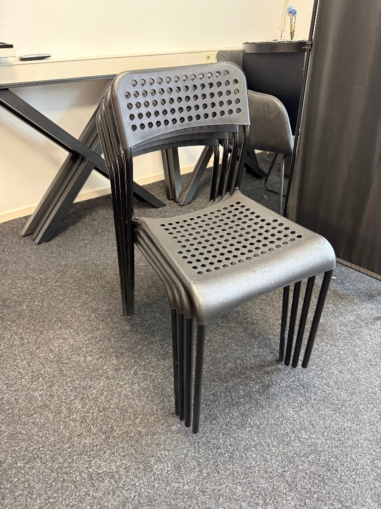 4 kunststof stoelen van IKEA - weinig gebruikt, Ophalen, Zwart, Zo goed als nieuw, Vier