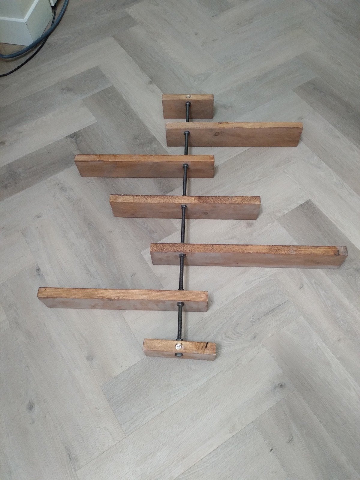 Wandplanken aan schroefdraad met blinde ophanging, Ophalen