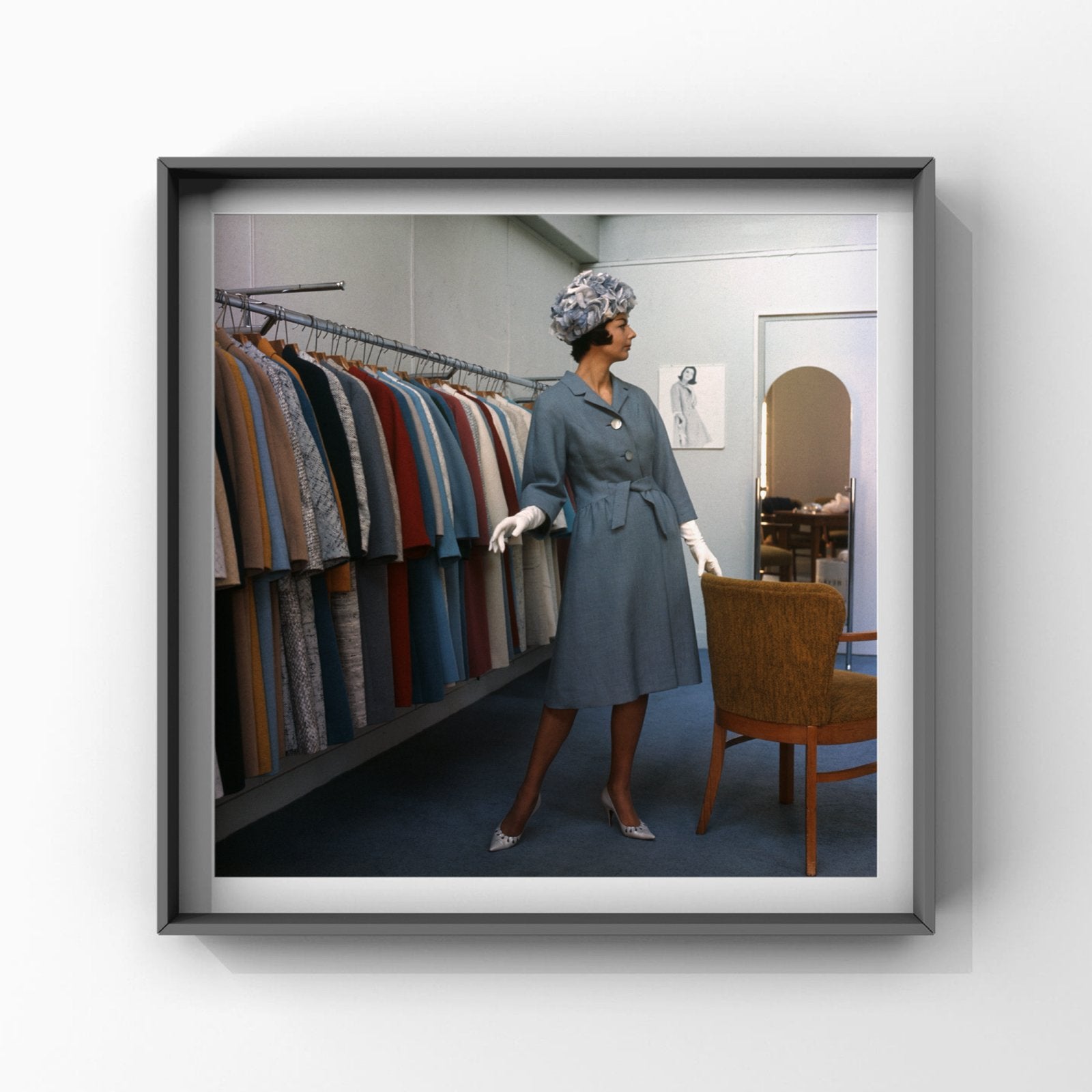 1x mid century  Mannequin in damesmodezaak, 1963 amsterdam, Ophalen of Verzenden, Zo goed als nieuw, Minder dan 50 cm, Schilderij
