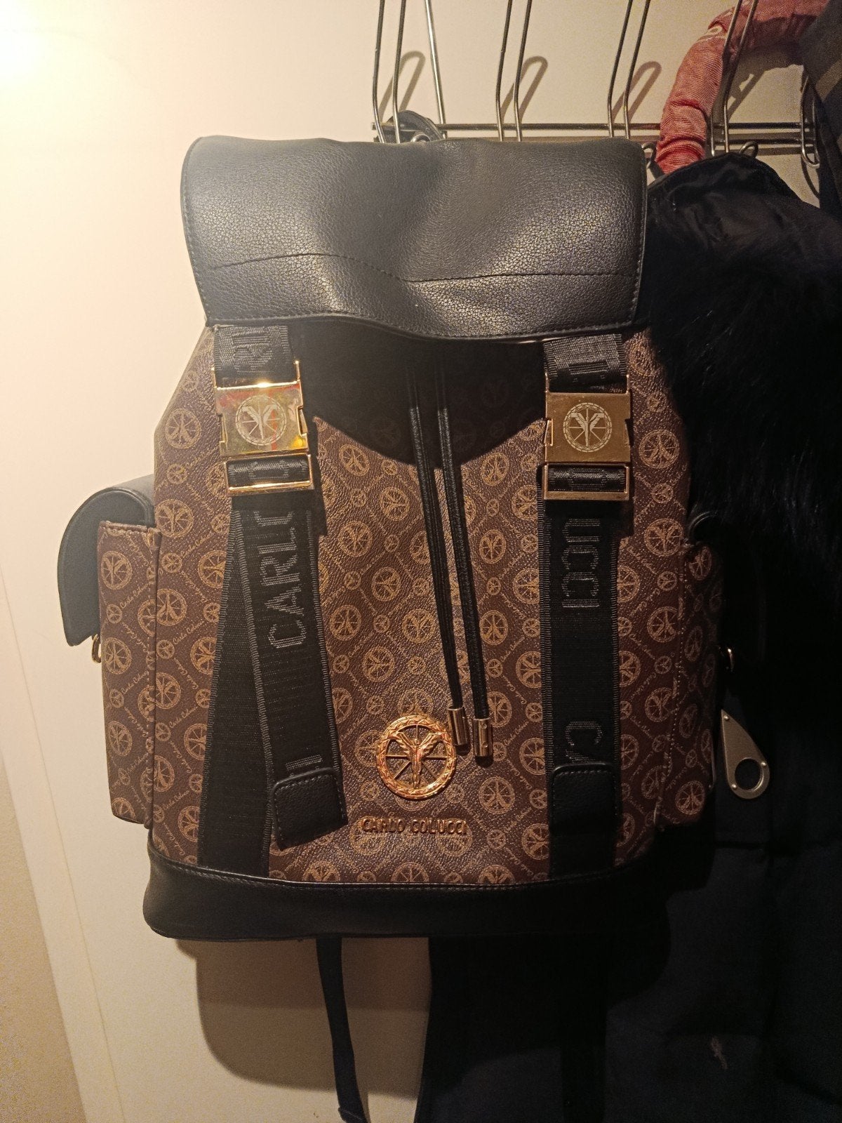 Stijlvolle Carlo Colucci rugzak - Bruin met logo print, 25 tot 40 cm, Ophalen of Verzenden, Zo goed als nieuw, Overige merken