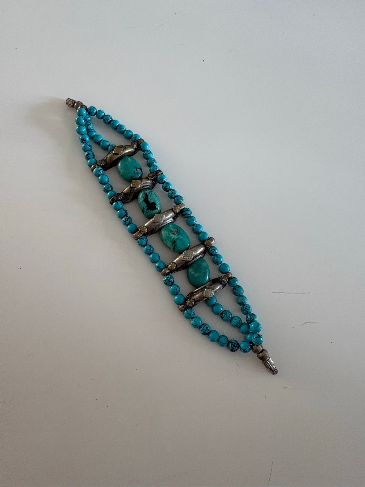 Turquoise kralenarmband met zilverkleurige accenten, Overige materialen, Gebruikt, Blauw, Ophalen of Verzenden