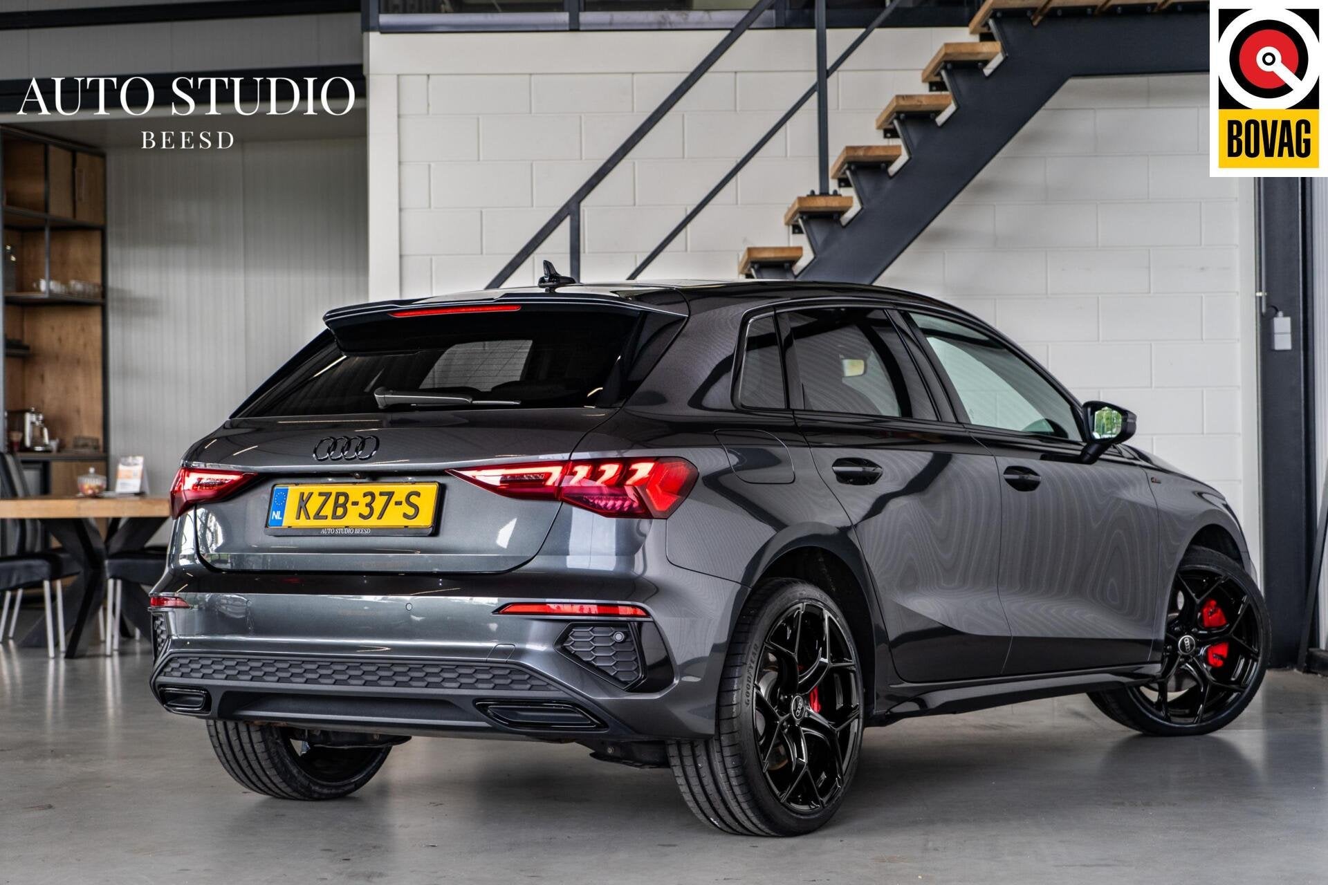 Audi A3 Sportback 45 TFSI e S-line | Leer met rode stiksels, Auto's, Dealer onderhouden, Gebruikt, 4 cilinders, Met garantie (alle)