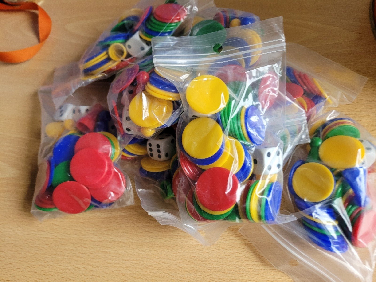 zakjes met dobbelstenen, pionnen en fiches, Ophalen of Verzenden