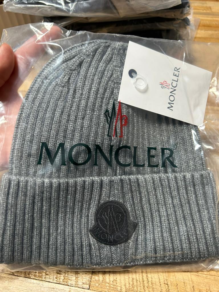 Moncler muts. €15,00, Kleding | Heren, Mutsen, Sjaals en Handschoenen, Ophalen of Verzenden, Nieuw, Overige maten, Muts