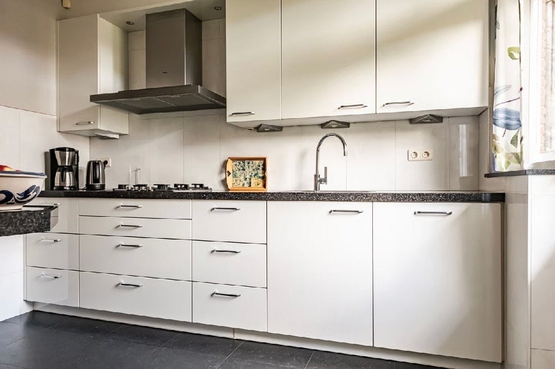 Moderne witte keuken met Siemens apparatuur, Ophalen, Gebruikt, Wit, Dubbelwandige keuken