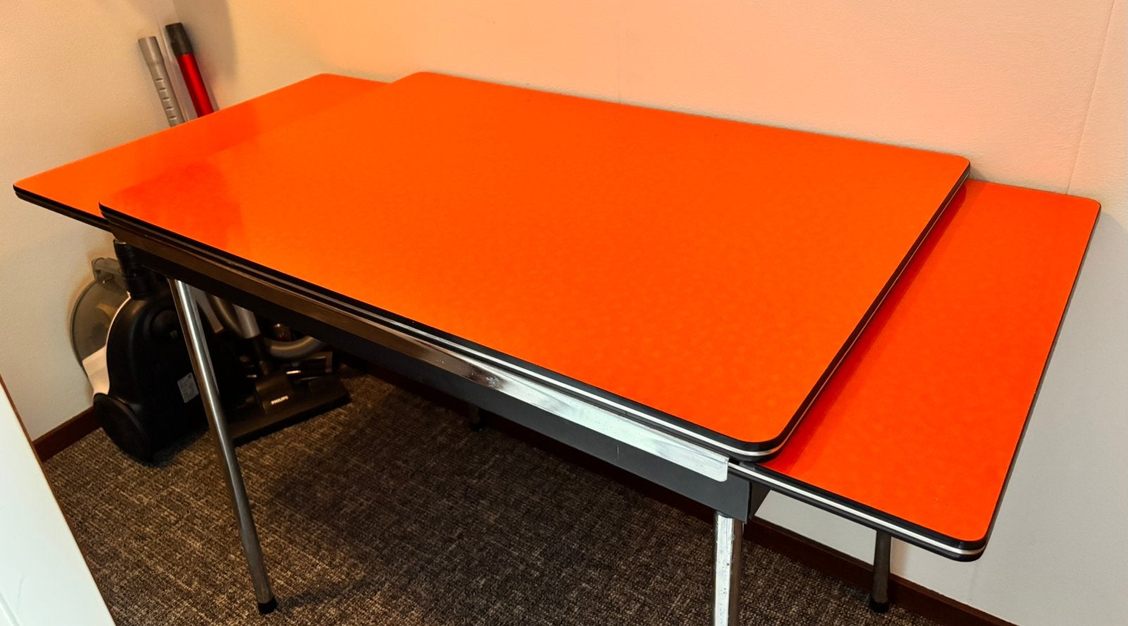 Vintage uitschuifbare eettafel met chromen poten., Huis en Inrichting, Tafels | Eettafels, Ophalen, Zo goed als nieuw, Rechthoekig