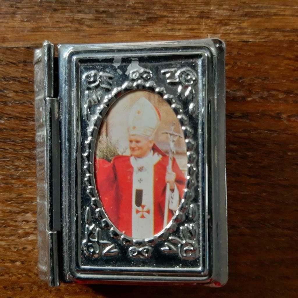 Religieus doosje ,sleutelhangers enz, Antiek en Kunst, Ophalen of Verzenden