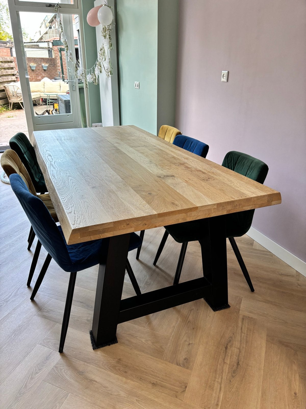 Moderne eettafel met massief blad en zwart metalen onderstel, Ophalen, 100 tot 150 cm, Eikenhout, 200 cm of meer