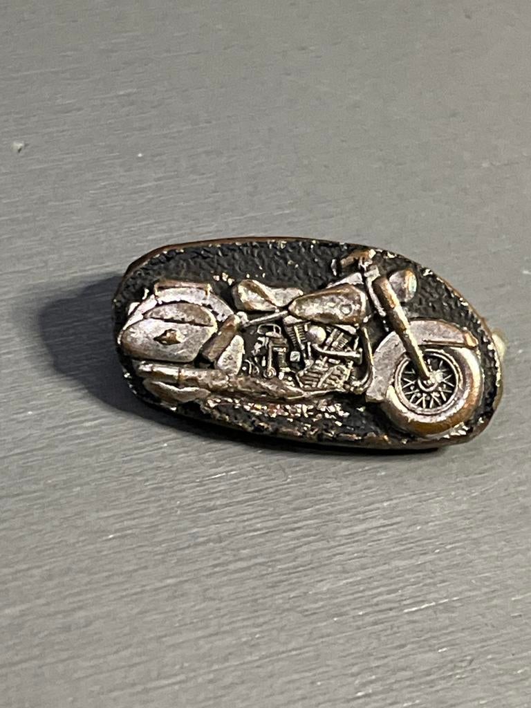 Vintage harley Motorfiets Broche / speldje  - Uniek Design, Brons, 4 tot 7 cm, Gebruikt, Ophalen of Verzenden