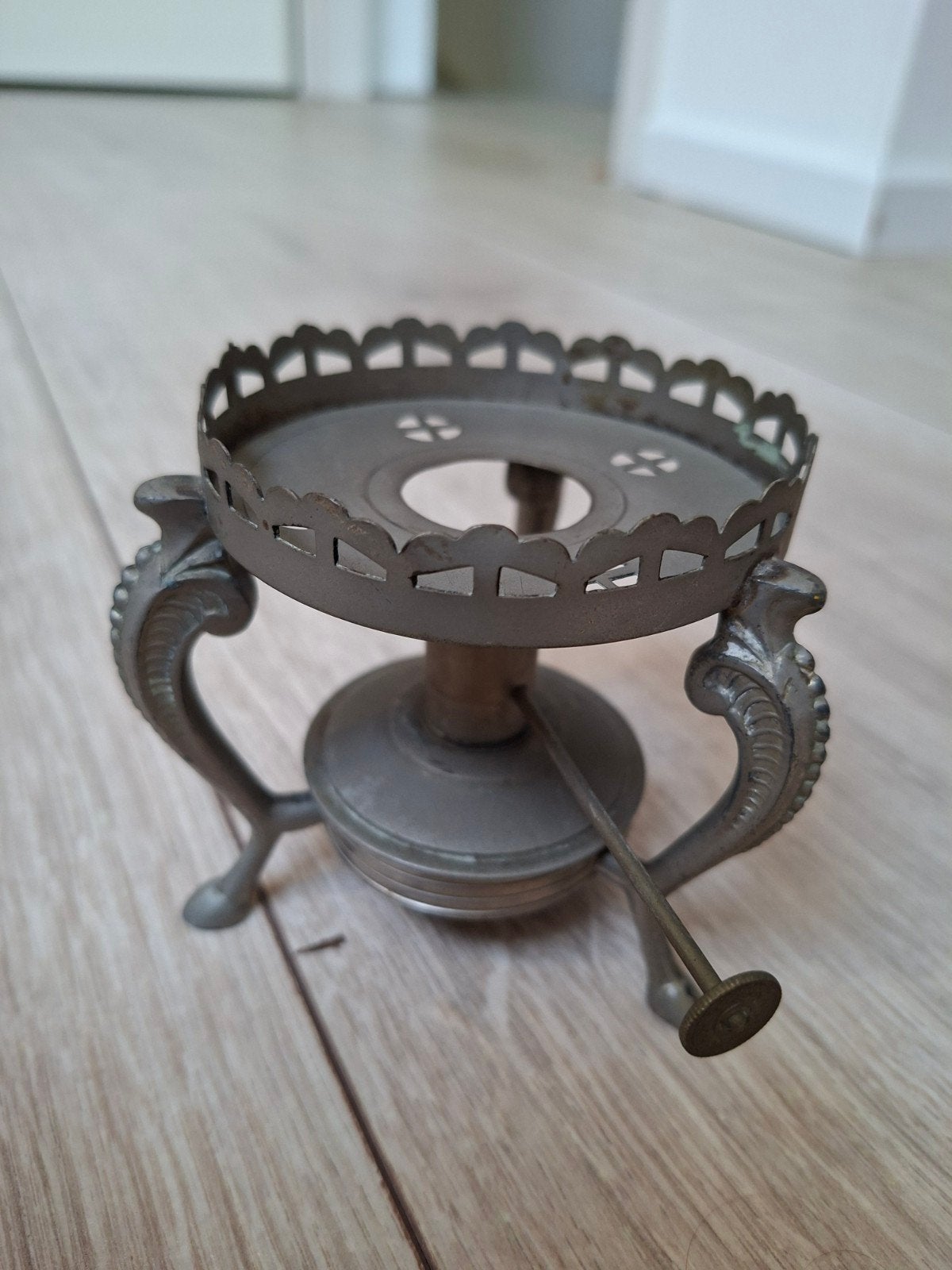 Antieke metalen houder voor olielamp of kaars, Ophalen