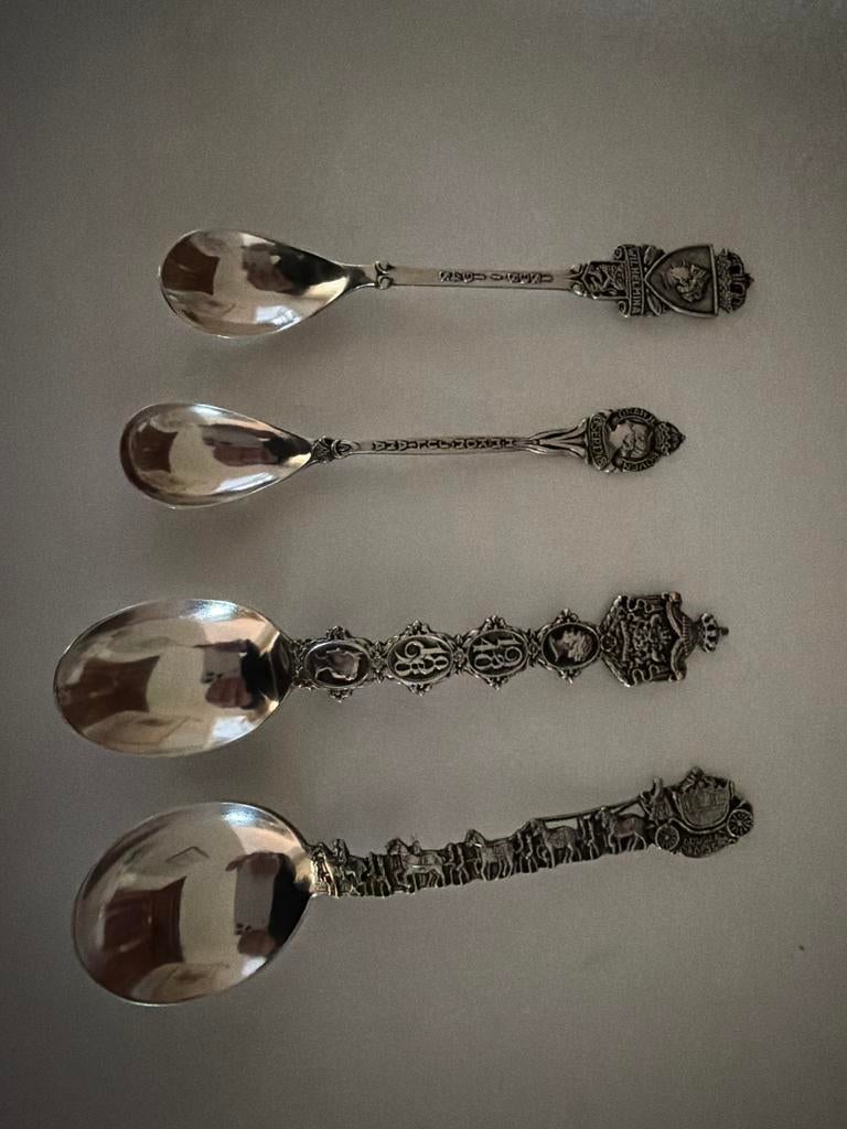 4 zilveren lepeltjes met royal afbeeldingen, Antiek en Kunst, Ophalen of Verzenden