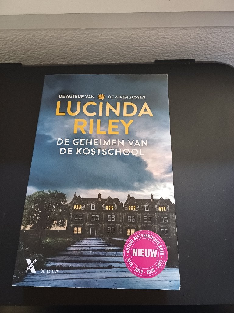 Lucinda Riley. ,,de geheimen van de kostschool,,, Boeken, Thrillers, Ophalen, Zo goed als nieuw, Lucinda Riley, Europa overig