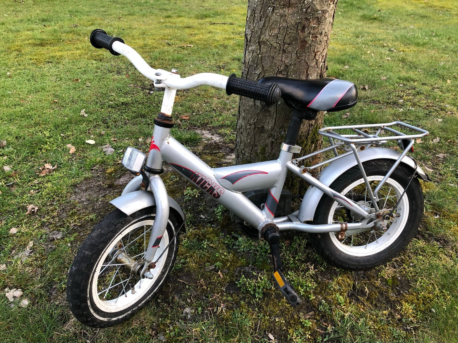 Kinderfiets 12 inch met zijwieltjes en nieuwe achterband, Ophalen, Terugtraprem, Zijwieltjes, Gebruikt