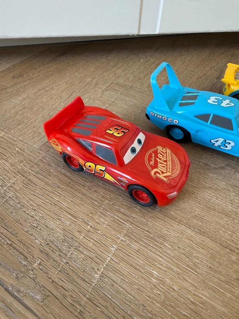 ZGAN 3x pull-back Disney Cars auto 1:43 McQueen Dinoco 43, Ophalen of Verzenden, Zo goed als nieuw