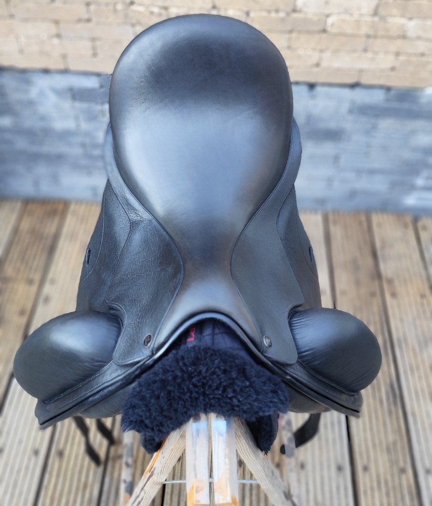 Empire Median dressuurzadel 18 inch W, Dieren en Toebehoren, Paarden en Pony's | Zadels, Dressuur, Wijd, Kniewrongen, Ophalen of Verzenden