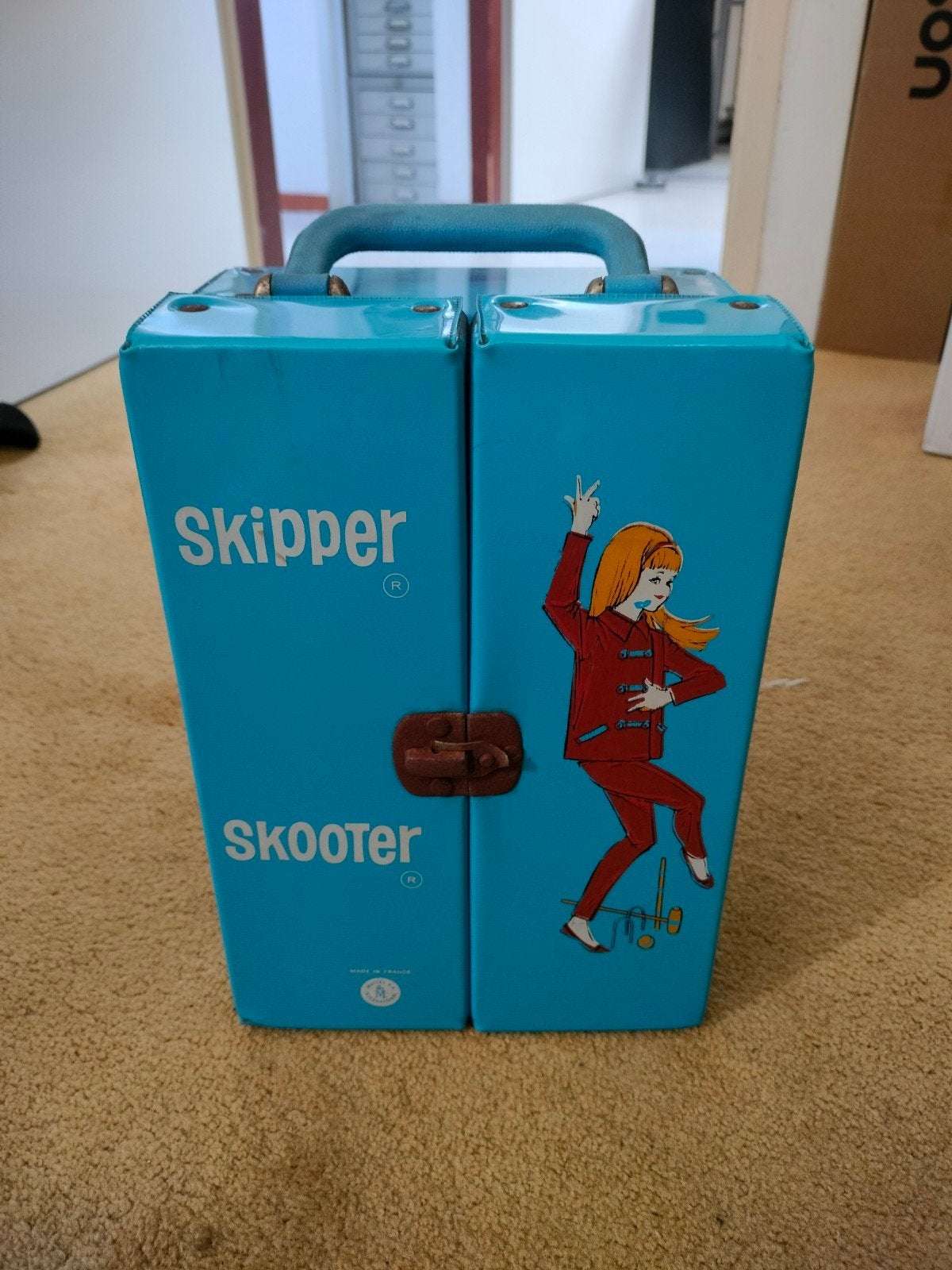Mattel 1963, Skipper ( Barbie pop )met koffer en kleding, ja, Ophalen of Verzenden, Gebruikt, Kleertjes