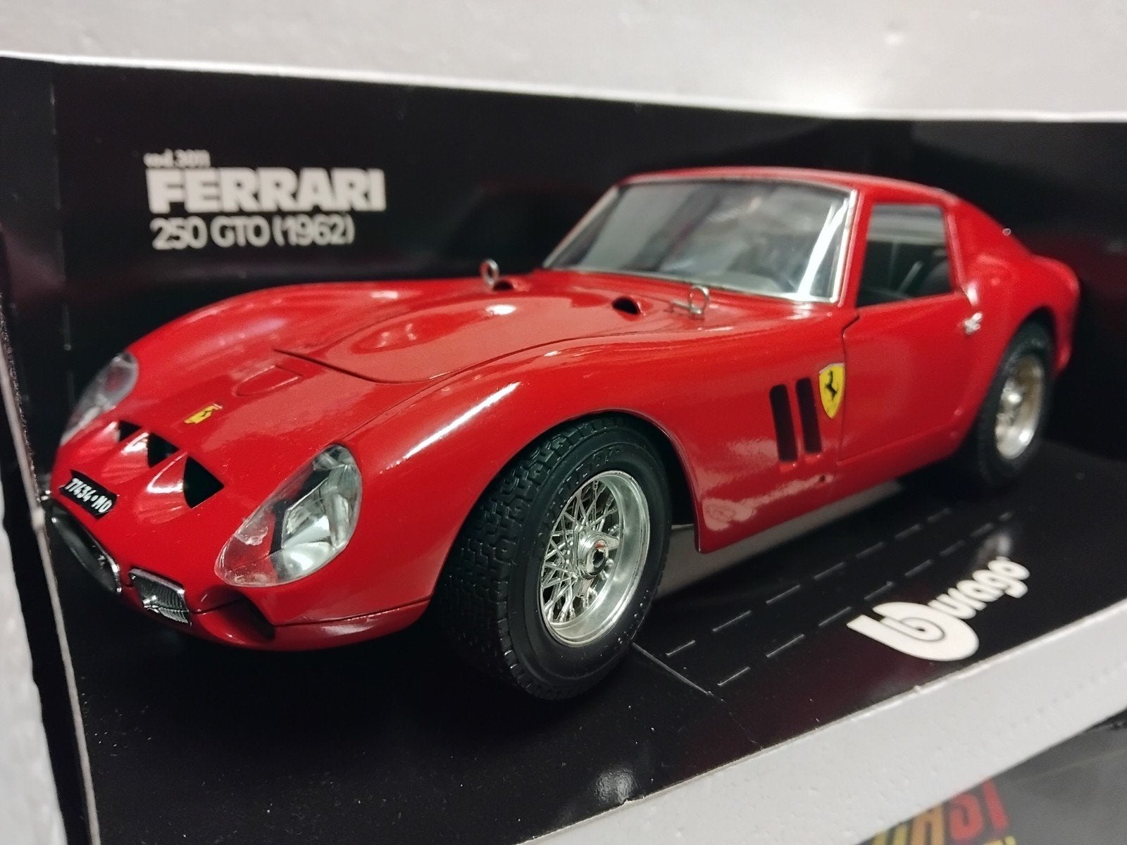 Ferrari 250 GTO 1962 rood 1ste serie Bburago metal 1:18 KRD, Hobby en Vrije tijd, Modelauto's | 1:18, Ophalen of Verzenden, Zo goed als nieuw