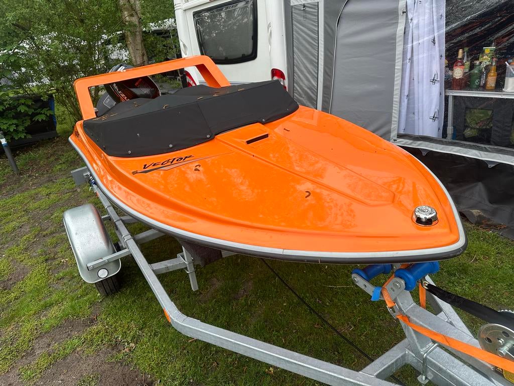 Vector 300 met Suzuki 9.9 PK en nieuwe trailer spitfire, Watersport en Boten, Gebruikt, Buitenboordmotor, Hydraulische besturing