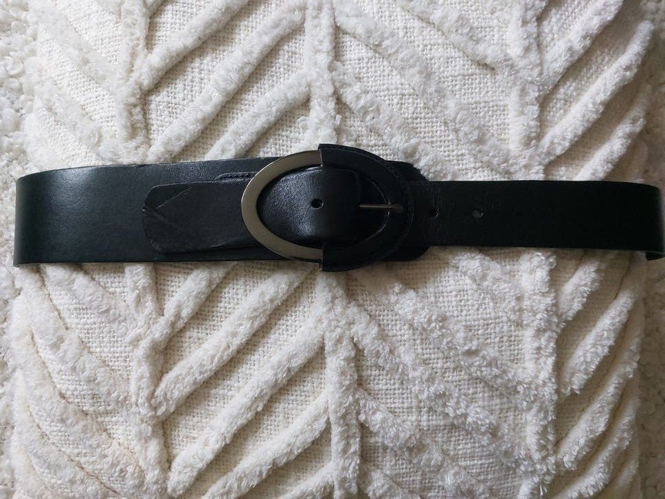 Zwarte stijlvolle vrouwelijke leren riem 95 cm, Kleding | Dames, Riemen en Ceinturen, 5 cm of meer, 90 tot 100 cm, Ophalen of Verzenden