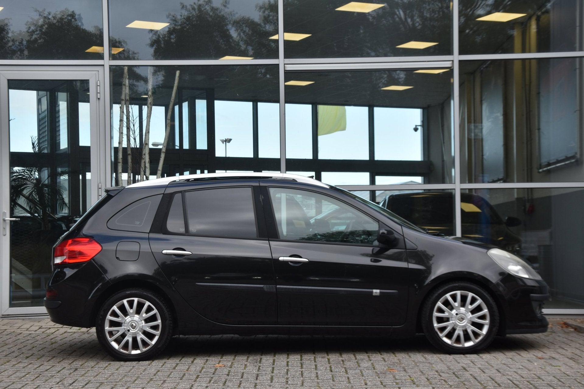 Renault Clio Estate 1.2 TCe 101PK | 1e EIGENAAR | PANORAMADA, Voorwielaandrijving, Gebruikt, Zwart, 4 cilinders