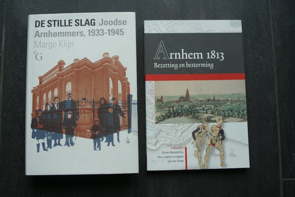 DE STILLE SLAG: Joodse Arnhemmers 1933-1945/ARNHEM 1813: Bez, Ophalen of Verzenden, 20e eeuw of later, Zo goed als nieuw