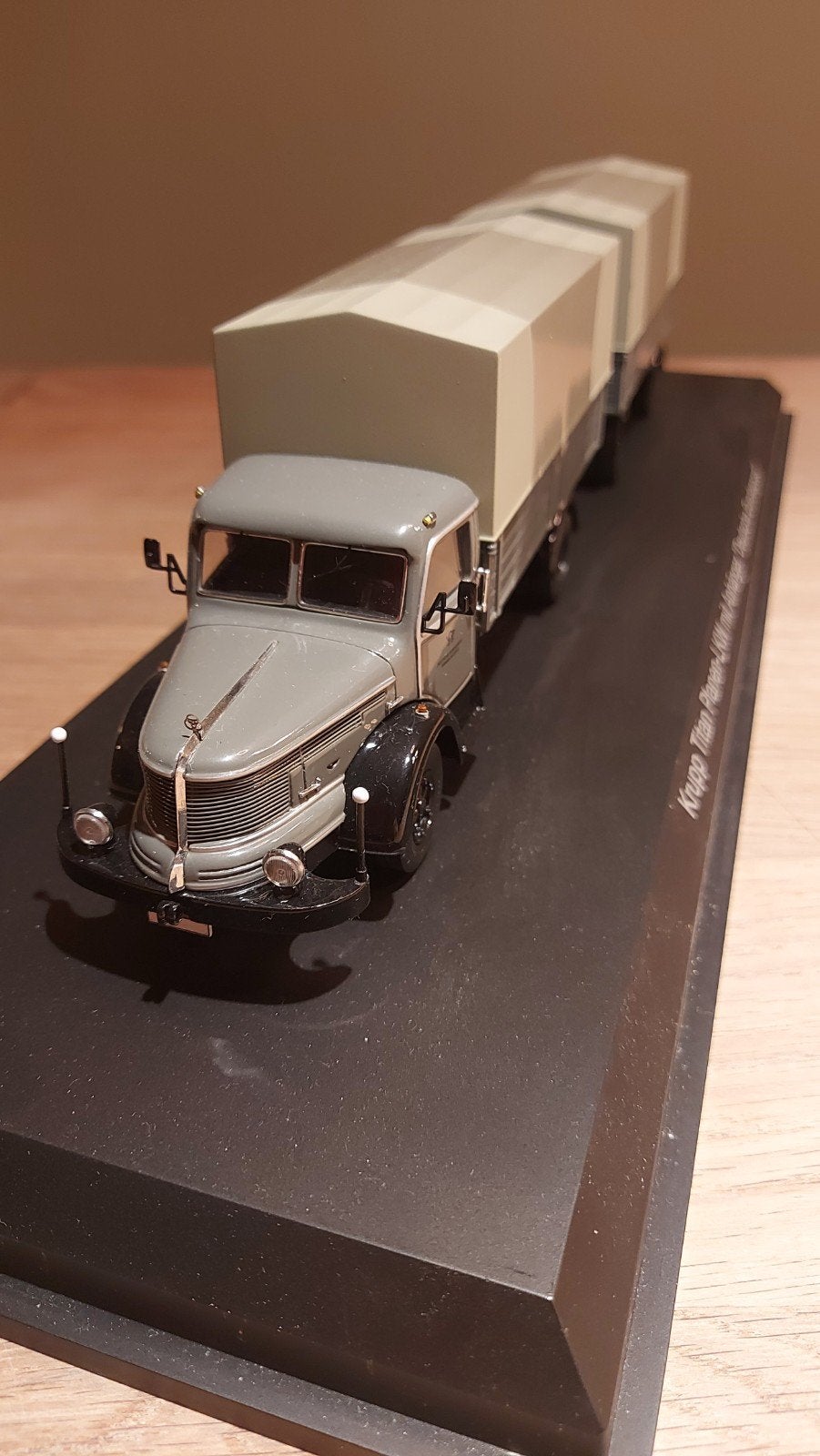Krupp Titan 1:43 vrachtwagen met Aanhanger - Deutsche Post, Ophalen of Verzenden, Zo goed als nieuw, Bus of Vrachtwagen, Overige merken
