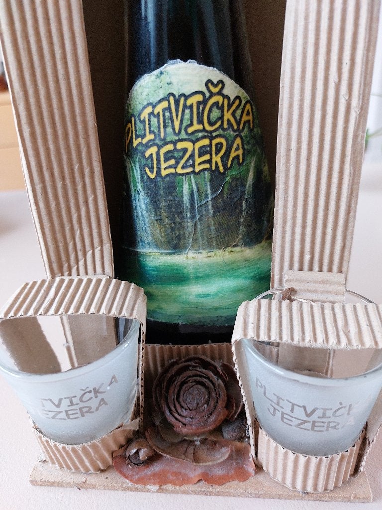 Souvenir uit vakantieland - 2 oude glaasjes + fles ongeopend, Ophalen, Nieuw