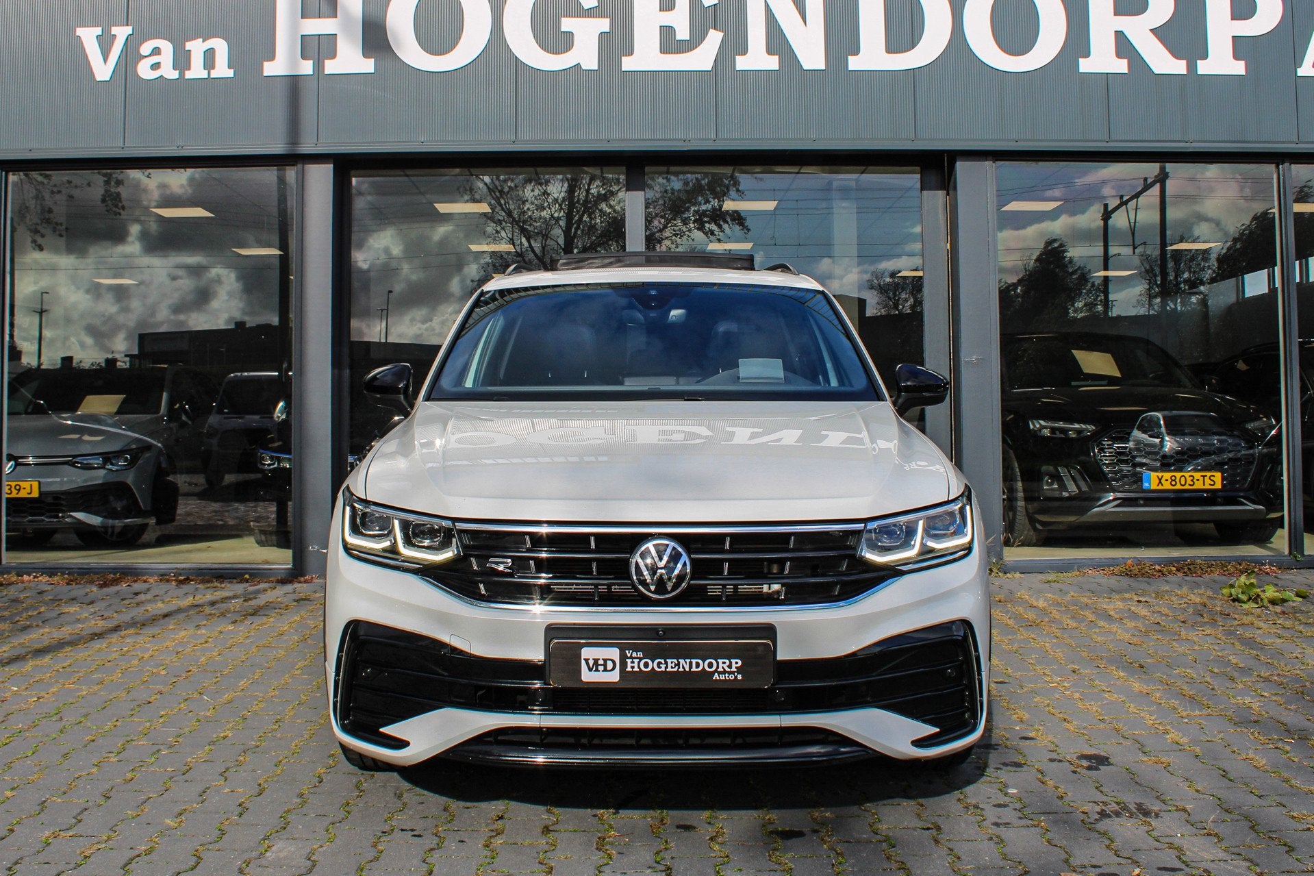 Volkswagen TIGUAN 1.5 TSI R-Line Business+ PANO HUD LEER 360, Auto's, Dealer onderhouden, 15 km/l, 4 cilinders, 150 pk