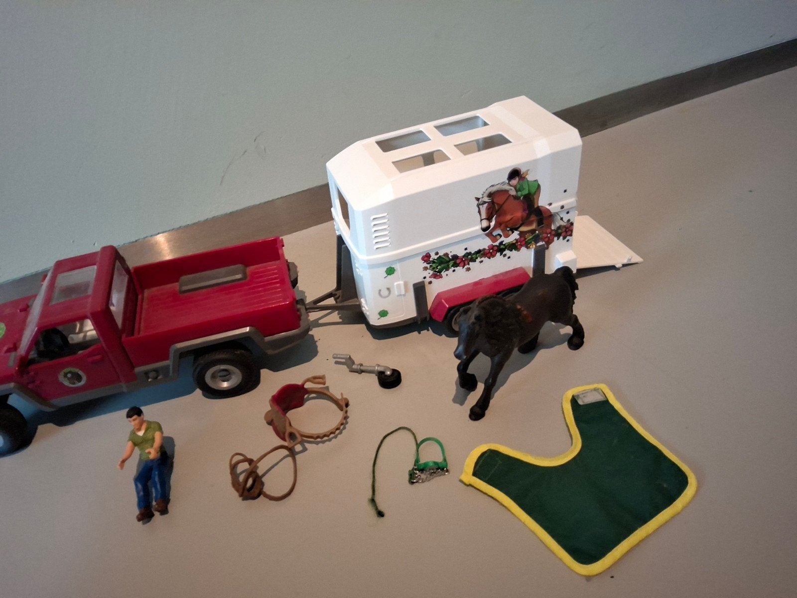 Schleich paardentrailer met paard en poppetje, Ophalen of Verzenden, Zo goed als nieuw