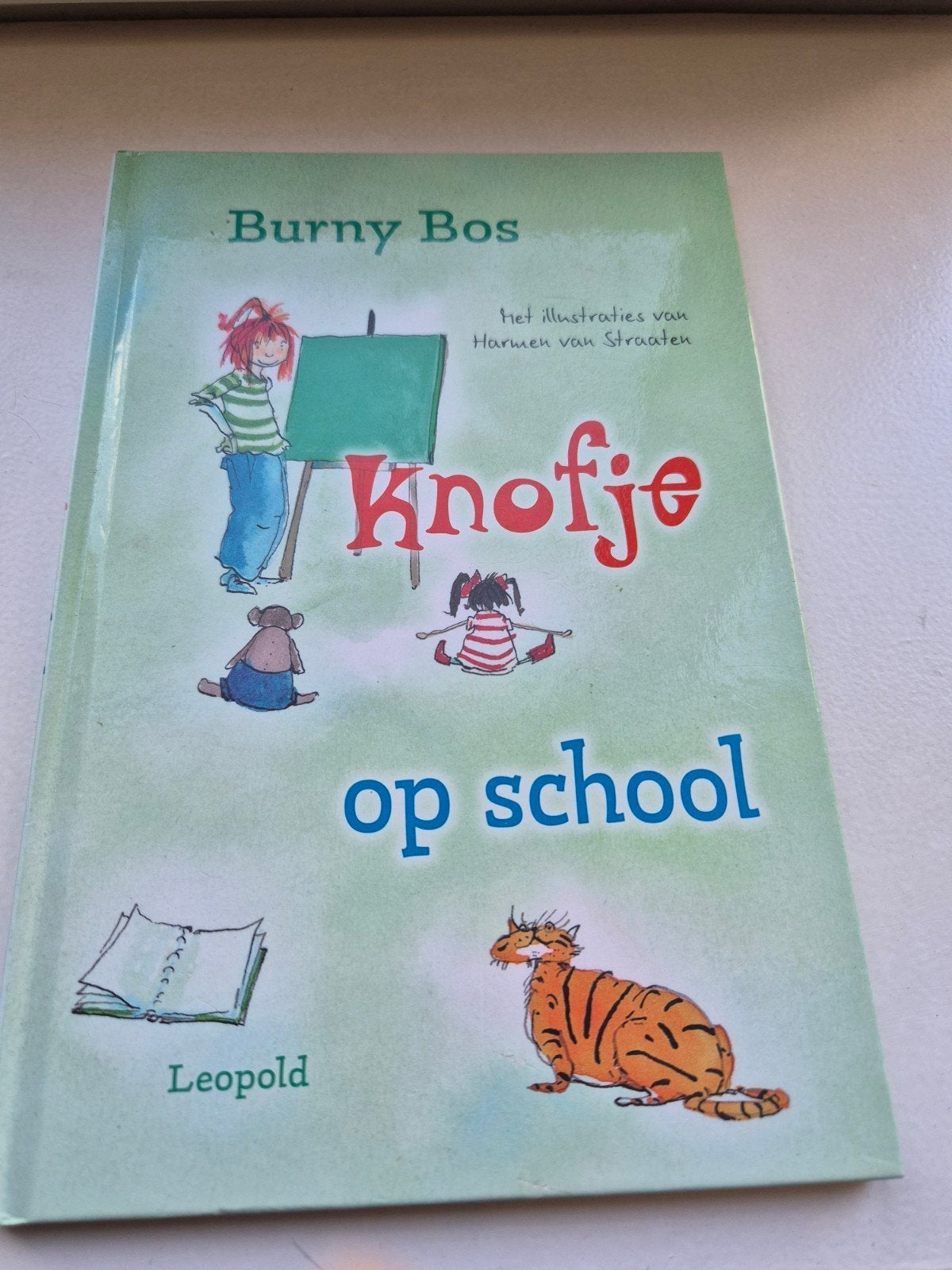 Knofje op school - Burny Bos (kinderboek), Fictie algemeen, Jongen of Meisje, Ophalen of Verzenden, Zo goed als nieuw