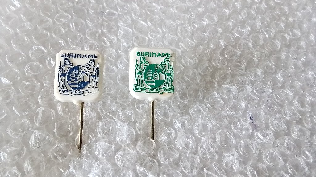 2 verschillende kleuren speldjes Suriname, Verzamelen, Ophalen of Verzenden, Zo goed als nieuw, Overige onderwerpen