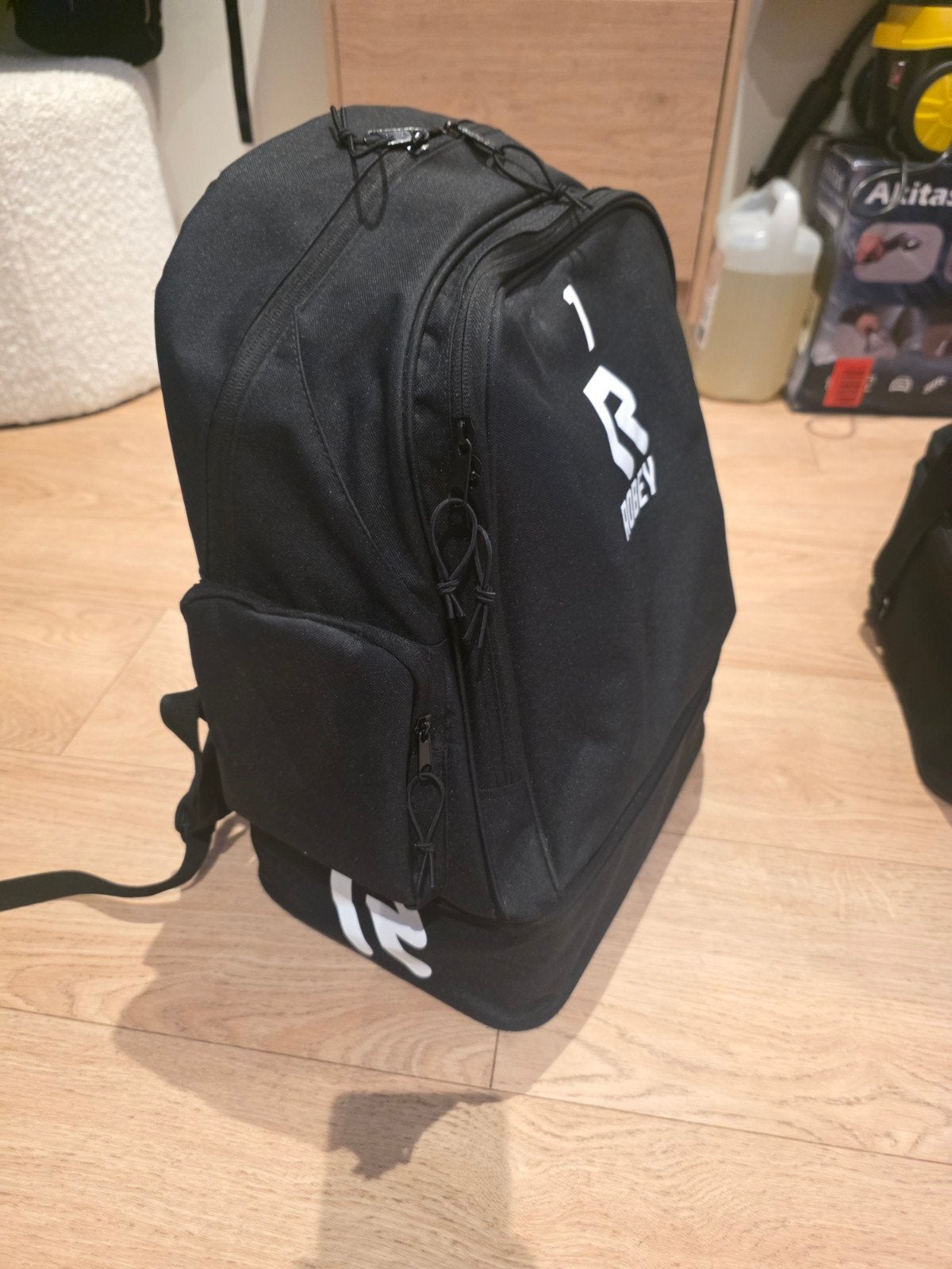 Robey Zwarte Rugzak met Logo - Zo goed als nieuw, 25 tot 40 cm, Ophalen of Verzenden, Zo goed als nieuw, Overige merken