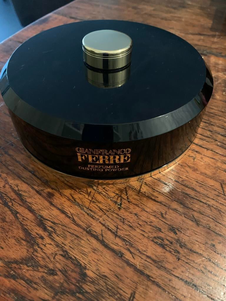 Gianfranco Ferre geparfumeerd poeder, Sieraden, Tassen en Uiterlijk, Gebruikt, Overige kleuren, Gehele gezicht, Ophalen of Verzenden