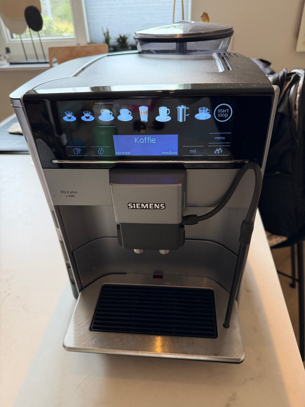 Siemens EQ.6 Plus s100 volautomatische espressomachine, Ophalen, Afneembaar waterreservoir, Gebruikt, Koffiemachine
