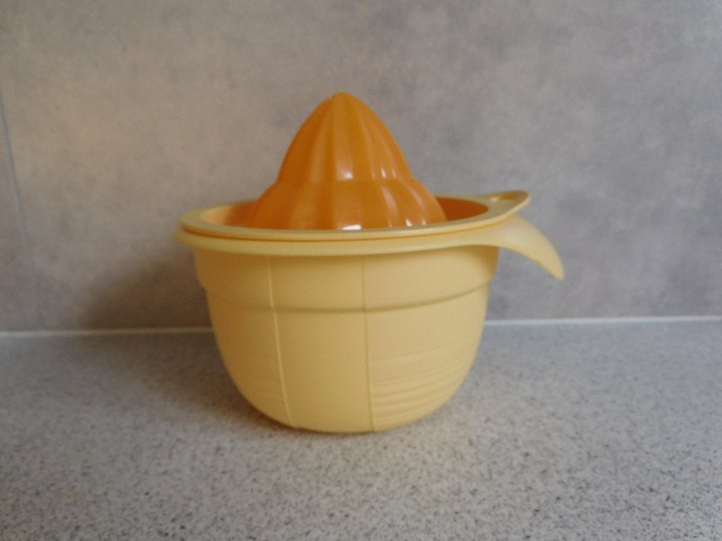 Tupperware Combiplus 650 ml. Citruspers Rasp Oranje Geel, Ophalen of Verzenden, Zo goed als nieuw, Geel, Beker of Kan