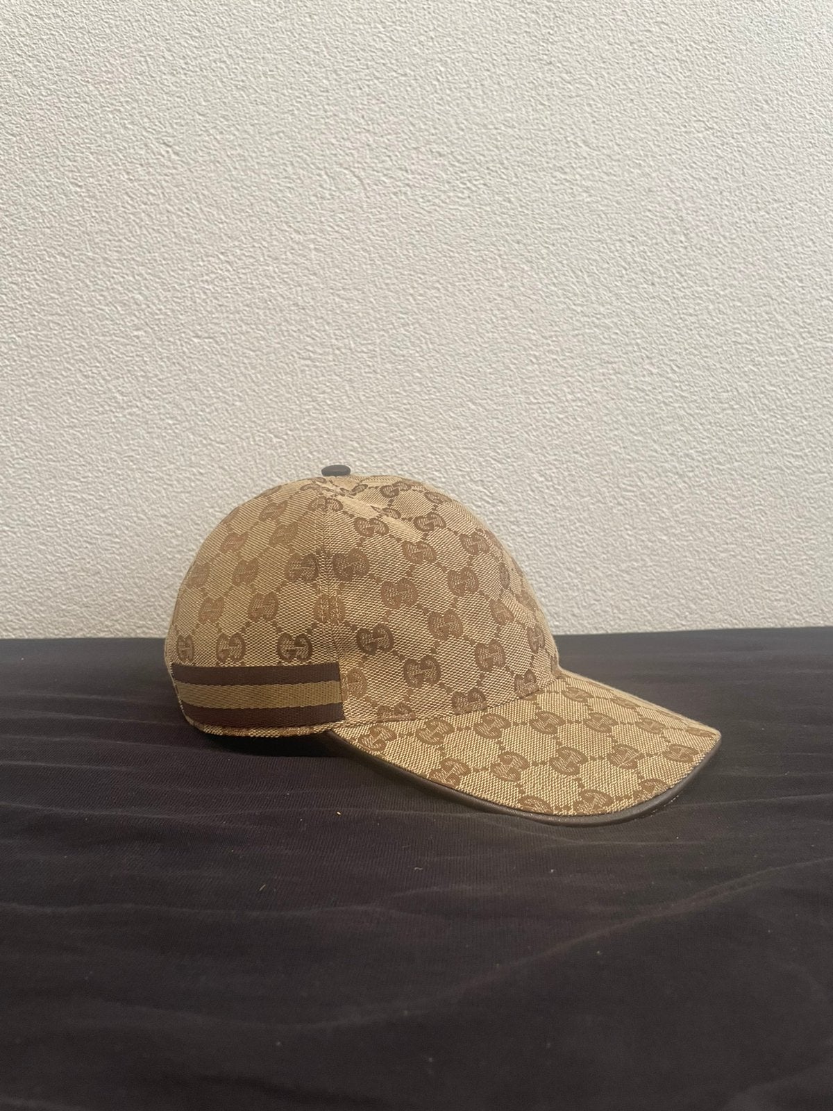 Gucci pet - beige bruin, Ophalen of Verzenden, Zo goed als nieuw, 57 cm (M, 7⅛ inch) of minder, Pet