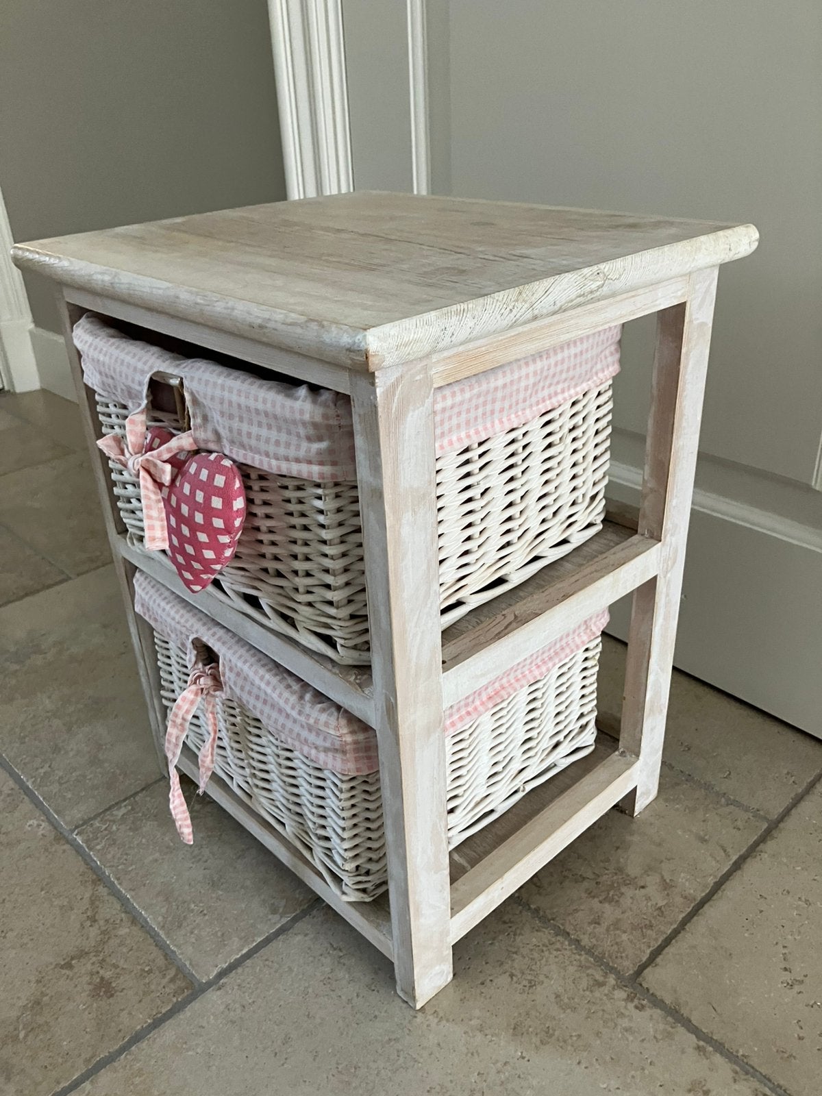 Leuk bijzet kastje met 2 rieten mandjes, Huis en Inrichting, Kasten | Ladekasten, Ophalen, Minder dan 50 cm, Zo goed als nieuw