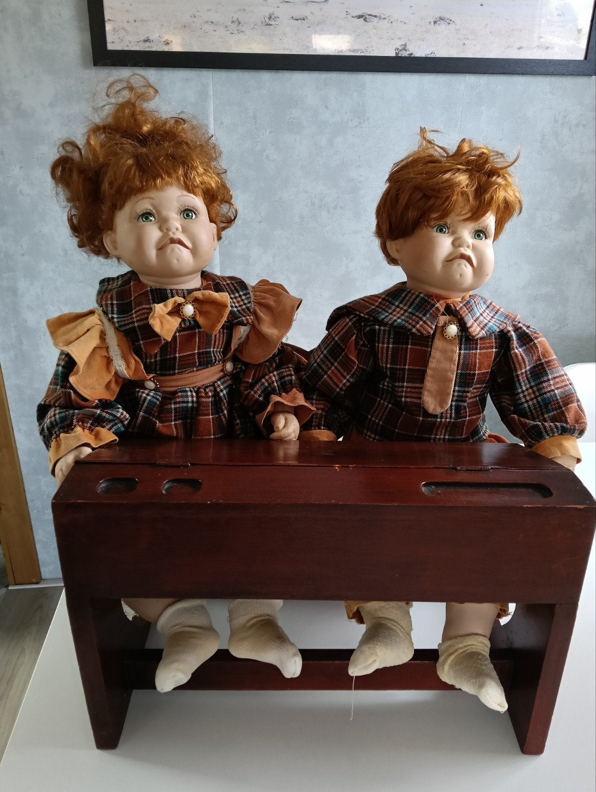 Twee porseleinen poppen in oud schoolbankje, Antiek en Kunst, Curiosa en Brocante, Ophalen of Verzenden