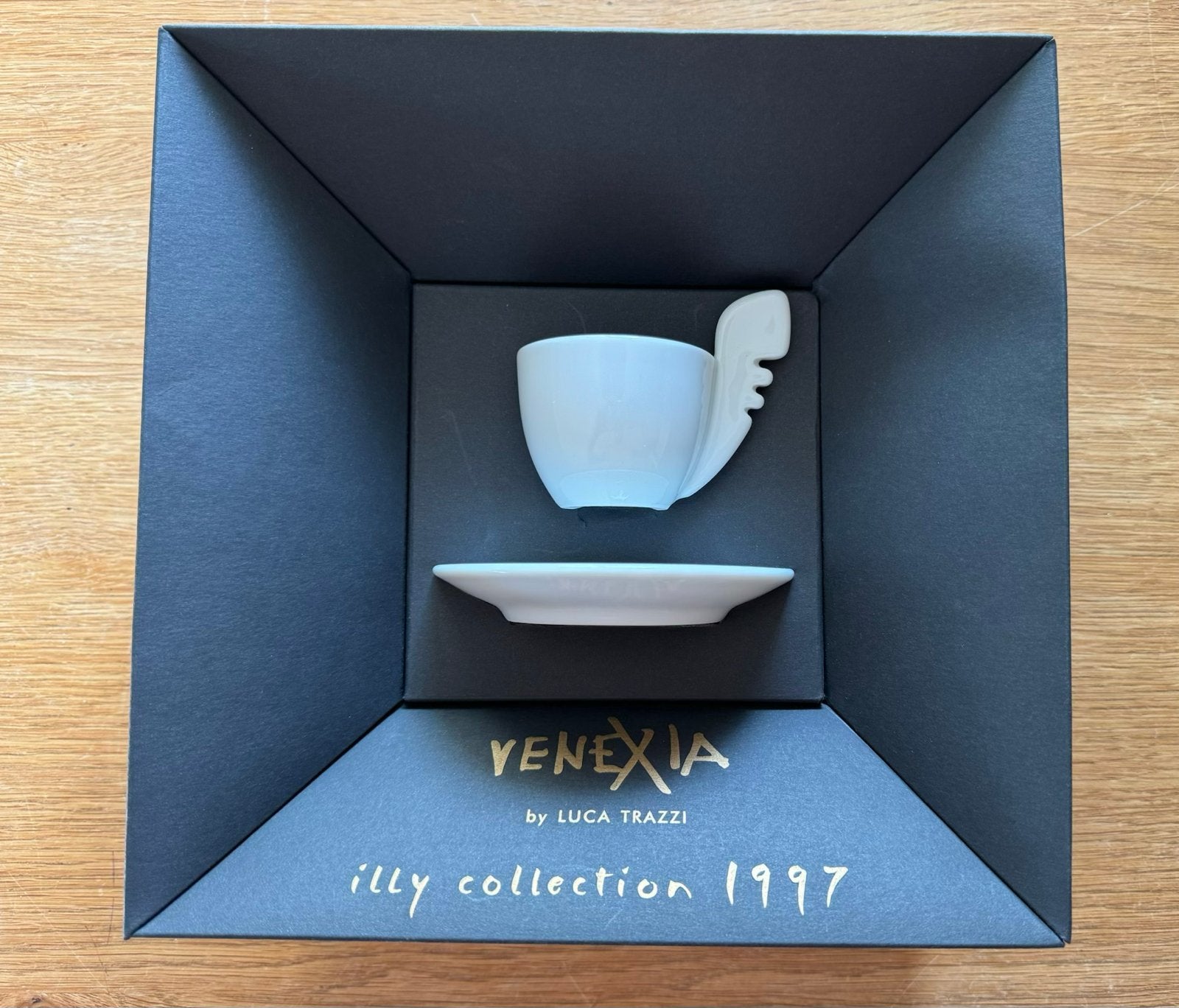 Illy Collection 1997 Venexia espresso kop en schotel, Nieuw, Ophalen of Verzenden, Kop(pen) en/of Schotel(s), Porselein