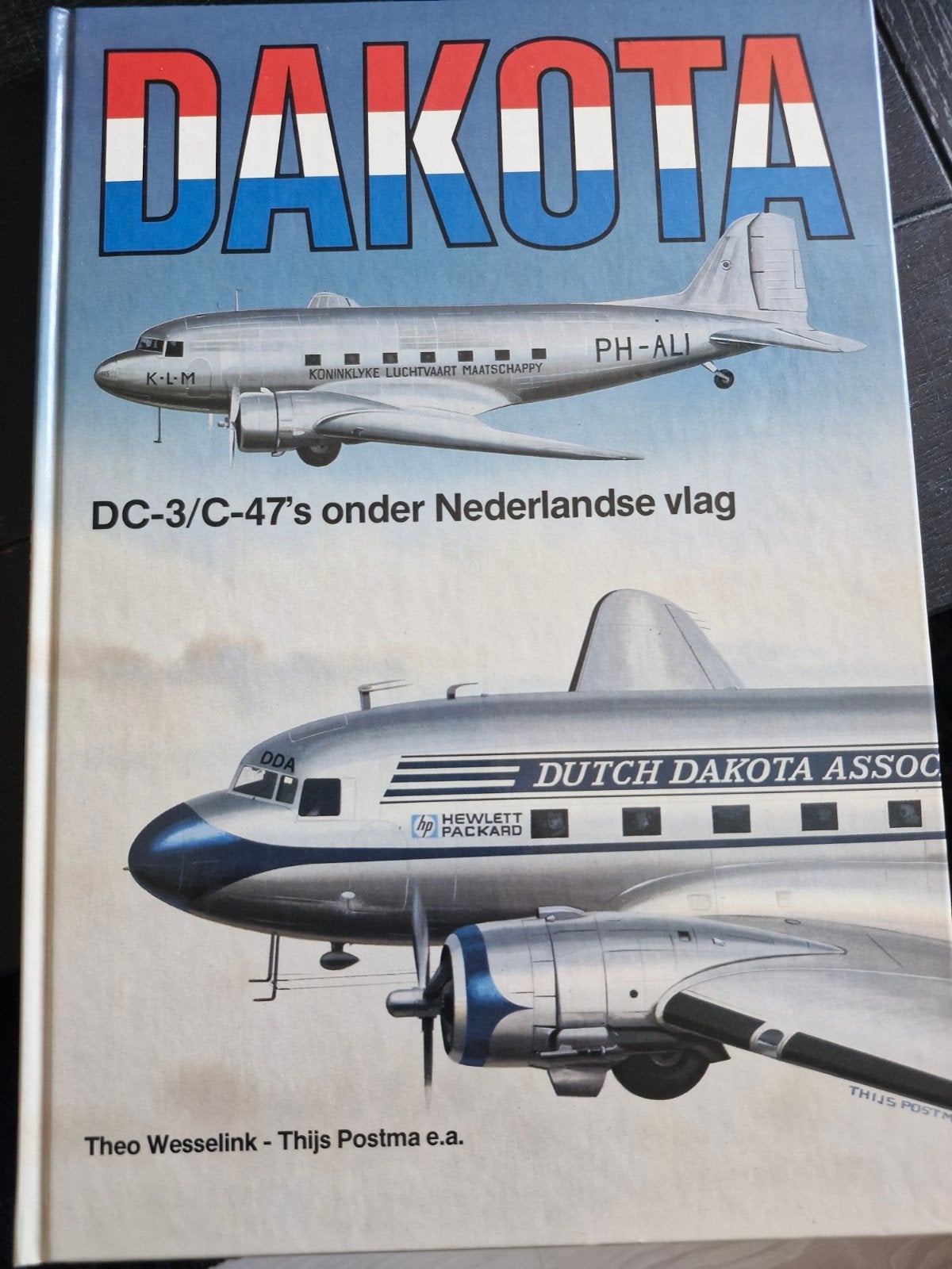 Dakota.  Dc3/c-47 onder Nederlandse vlag., Ophalen of Verzenden, Zo goed als nieuw, Boek of Tijdschrift
