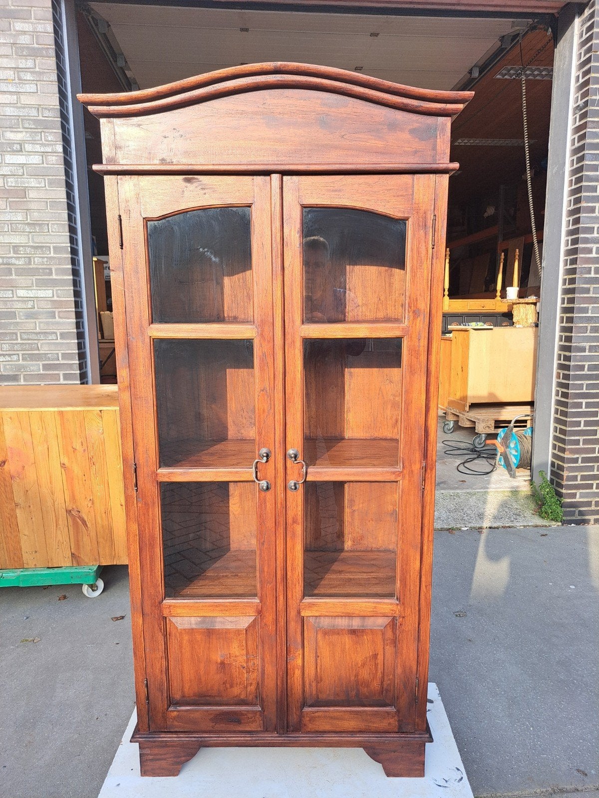 Teakhouten vitrinekast Met verlichting 3x, Ophalen, RoDeKo Volendam, R.kooij65@gmail.com, Met deur(en)