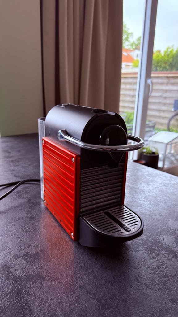 Nespresso Inissia Koffiezetapparaat Rood - Zo goed als nieuw, Witgoed en Apparatuur, Koffiezetapparaten, Espresso apparaat, Ophalen of Verzenden