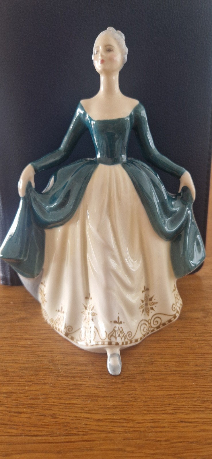 Royal Doulton beeldje 'Regal Lady' HN 2709, Ophalen of Verzenden