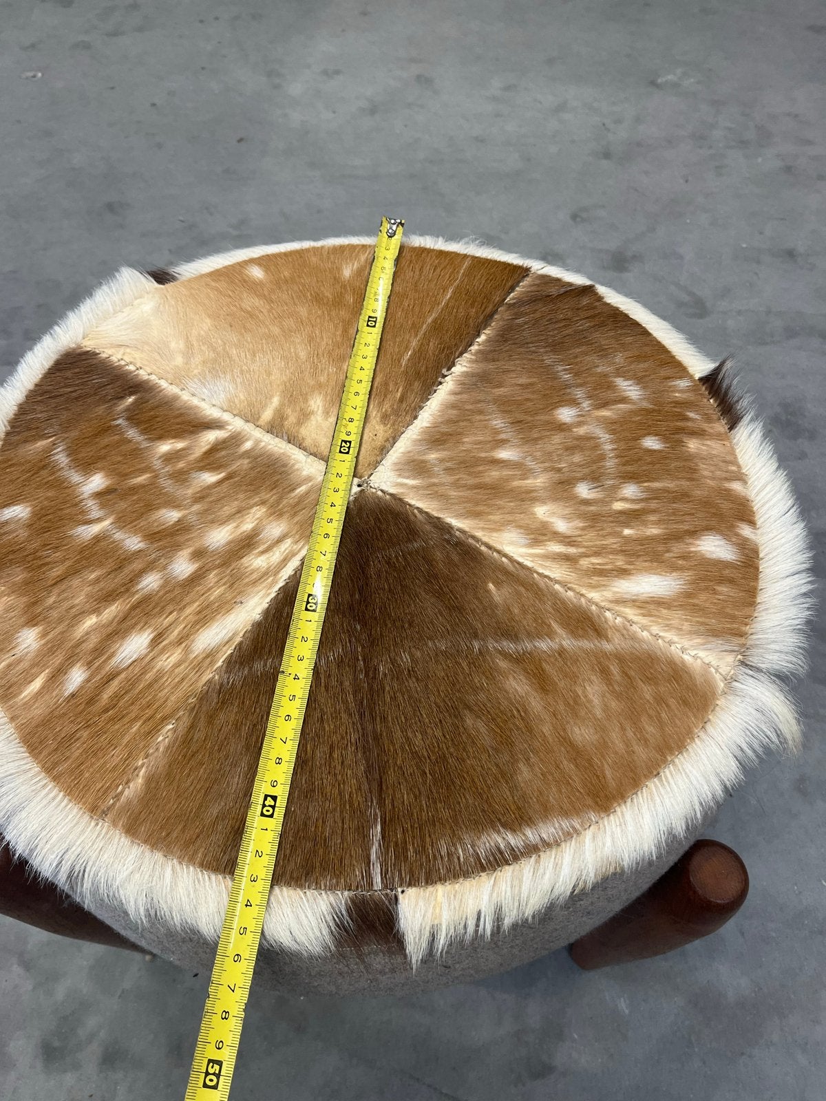 Ronde poef met koeienhuid en houten poten, Ophalen, Minder dan 50 cm, Gebruikt, Rond