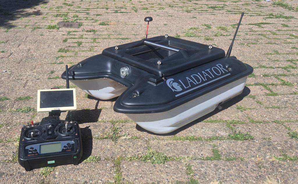 Gladiator voerboot compleet, Watersport en Boten, Hengelsport | Karpervissen, Gebruikt, Complete set, Ophalen