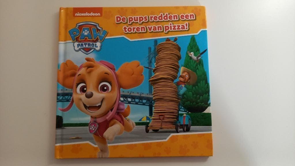 Boek PAW Patrol De pups redden een toren van pizza!, Ophalen of Verzenden, Zo goed als nieuw, 3 tot 4 jaar